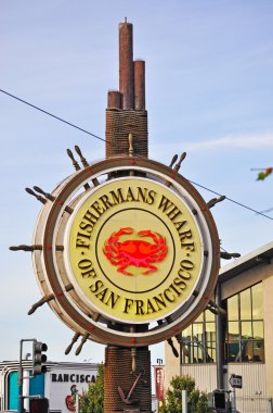 San Francisco, California, ABD: bir yengeç, ünlü Fisherman's Wharf sembolü bir dümen 