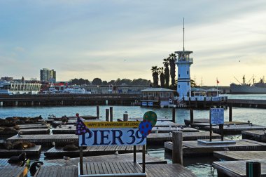 San Francisco, California: panoramik manzarası günbatımı ve Pier 39, görünümünü girişimci Warren Simmons tarafından geliştirilen ve 4 Ekim 1978 Fisherman's Wharf, şehrin ünlü turistik açıldı