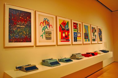 San Francisco: Olivetti Lettera 22 daktilo ve Giovanni Pintori posterler Moma Müzesi, Modern Sanat Müzesi'nde bir satır