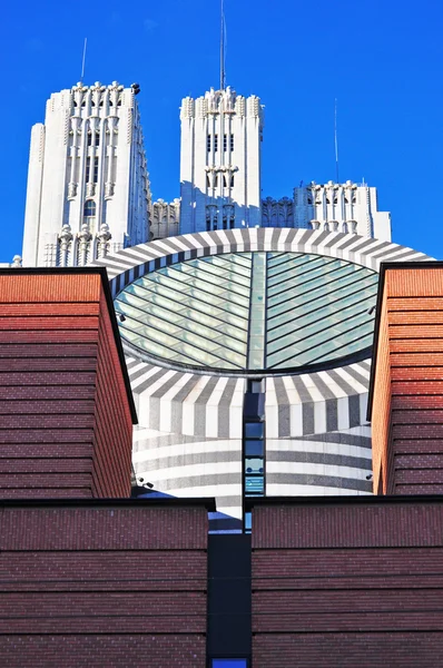 San Francisco, California, EE.UU.: el horizonte de la ciudad con vista al Moma, el edificio del Museo de Arte Moderno diseñado por el arquitecto suizo Mario Botta — Foto de Stock