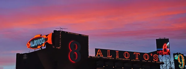 São Francisco, Califórnia, EUA: pôr-do-sol sobre o restaurante Alioto no Fisherman 's Wharf — Fotografia de Stock