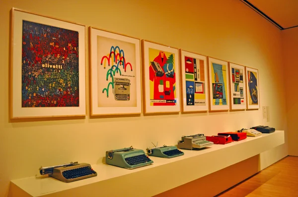 San Francisco: una fila de máquinas de escribir Olivetti Lettera 22 y carteles de Giovanni Pintori en el museo Moma, el Museo de Arte Moderno — Foto de Stock
