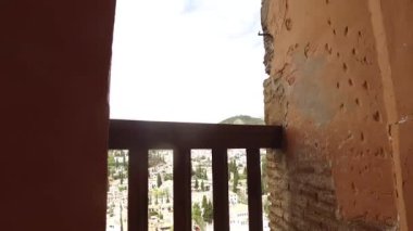 Granada, Endülüs, İspanya - 17 Nisan 2016: Alhambra, Endülüs kale saraylar ve konut kompleksi ve panoramik manzaralarını sunan Granada şehir