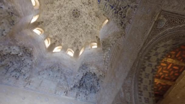 Granada, Endülüs, İspanya - 17 Nisan 2016: Alhambra palace ve Granada içinde yer alan kale karmaşık — Stok video