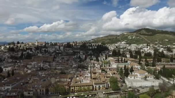 Granada, Andalucía, España - 17 de abril de 2016: Alhambra, un complejo de palacios y residencias fortaleza andaluza y vistas panorámicas de la ciudad de Granada — Vídeos de Stock