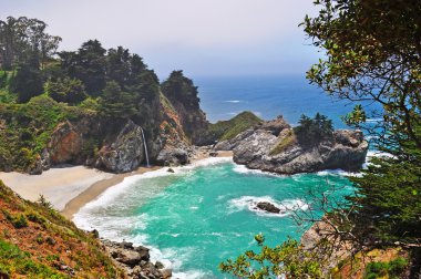 Big Sur, Kaliforniya, ABD,: Mcway Falls, bir 80 metrelik tidefall, Pasifik Okyanusu, Julia Pfeiffer Burns Devlet Parkı ', Carmel güneyinde doğrudan içine dökülen şelale havadan görünümü