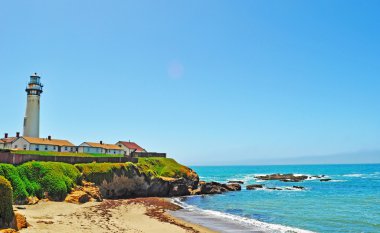 California, ABD: gemi Pasifik kıyısında rehberlik 1871 yılında hava ve panoramik görünümü güvercin noktası ışık Station, Amerika Birleşik Devletleri'nin Batı kıyısında en yüksek fener Beach yerleşik 