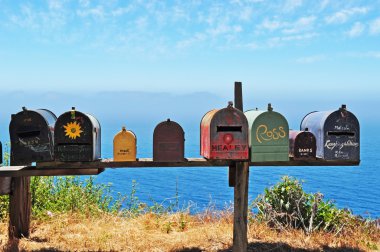 California, ABD: Big Sur, ıssız bir yerde postane kutuları