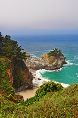 Big Sur, California, Amerika Birleşik Devletleri, ABD: Julia Pfeiffer Burns Devlet Parkı içinde McWay Falls plajının havadan görünümü