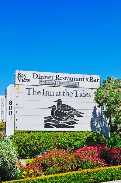 California, Stati Uniti: il segno dell'Inn at the Tides a Bodega Bay, il più famoso hotel e ristorante della città costiera, scenario del film horror-thriller americano del 1963 The Birds diretto e prodotto da Alfred Hitchcock — Foto Stock