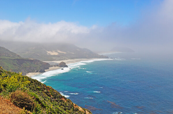 1, Калифорния, США: захватывающий вид на Тихий океан, туман и залив Биг-Сур, регион Центрального побережья Калифорнии, один из самых популярных туристических направлений Соединенных Штатов
 