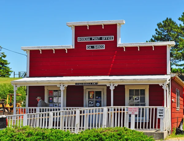 California, Usa: the post office of Bodega Bay, the town in Sonoma County known for being the set for the 1963 American horror-thriller film The Birds directed by Alfred Hitchcock — Stock Photo, Image