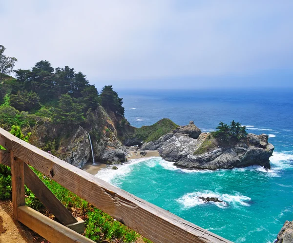 Big Sur, California, EE.UU.: vista aérea de las cataratas McWay, una cascada de 80 pies que desemboca directamente en el Océano Pacífico, en el Parque Estatal Julia Pfeiffer Burns, al sur de Carmel — Foto de Stock