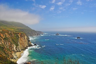 Rota 1, California, ABD: nefes kesen manzarası, Pasifik Okyanusu, sis ve Big Sur, Central Coast, California, Amerika Birleşik Devletleri'nin en popüler turistik yerlerinden biri bir bölgesi bitki örtüsü 