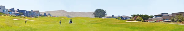 California, Usa: aerial view of a golf course in Bodega Bay, the coastal city famous for golf courses perched along the Sonoma County Coast, beside being the setting of 1963 film The Birds directed by Alfred Hitchcock — Stock Photo, Image