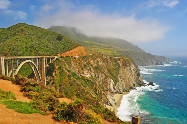 California, Stati Uniti: veduta aerea del mozzafiato Bixby Creek Bridge, noto anche come Bixby Canyon Bridge, inaugurato nel 1932, un ponte ad arco in cemento armato a spandrel aperto a Big Sur lungo la panoramica State Route 1 — Foto Stock