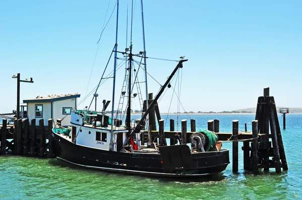 California, Usa: een vissersboot gedokt aan Bodega jachthaven in Bodega Bay, de kustplaats beroemd omdat hij de set voor de 1963 Amerikaanse horror-thriller film The Birds van Alfred Hitchcock — Stockfoto