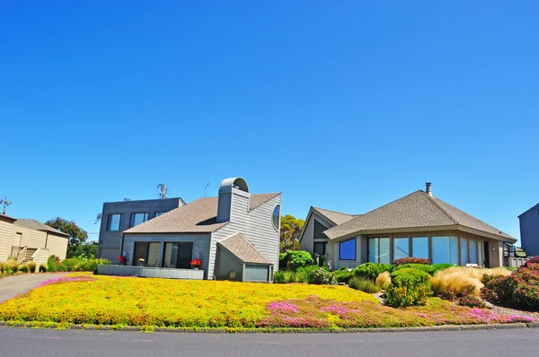 California, EE.UU.: una carretera, villas y jardines en Bodega Bay — Foto de Stock