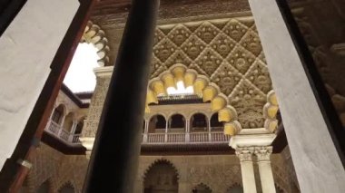 Seville, Endülüs, İspanya - 18 Nisan 2016: Alcazar, kapalı bahçeler, avlu ve Odalar