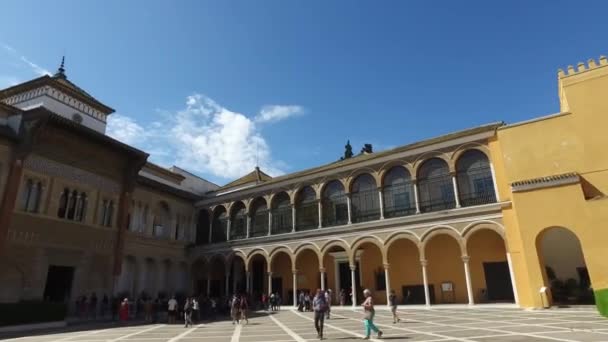 Sevilha, Andaluzia, Espanha - 18 de abril de 2016: Alcazar, jardins interiores, pátios e quartos — Vídeo de Stock