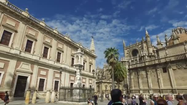 Sevilla, Andalusië, Spanje - 18 April 2016: De kathedraal van Sevilla en de Alcazar — Stockvideo