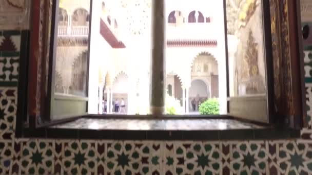 Sevilla, Andalusie, Španělsko - 18 dubna 2016: Alcazar, zimní zahrady, nádvoří a pokoje — Stock video