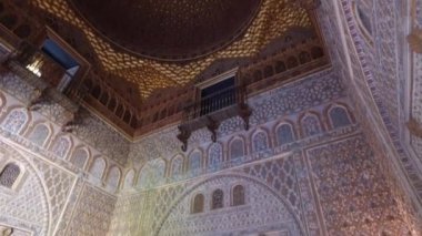 Seville, Endülüs, İspanya - 18 Nisan 2016: Alcazar, kapalı bahçeler, avlu ve Odalar
