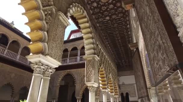 Sevilla, Andalucía, España - 18 de abril de 2016: Alcázar, jardines interiores, patios y habitaciones — Vídeos de Stock