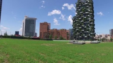Milano, İtalya - 16 Mayıs 2016: Unicredit Tower ve Porta Garibaldi, Dikey Orman ve Solaria kulesi gökdelenleri 