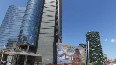 Milano, İtalya - 16 Mayıs 2016: Unicredit Tower ve Porta Garibaldi, Dikey Orman ve Solaria kulesi gökdelenleri 