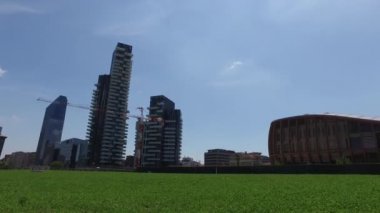 Milano, İtalya - 16 Mayıs 2016: Unicredit Tower ve Porta Garibaldi, Dikey Orman ve Solaria kulesi gökdelenleri 