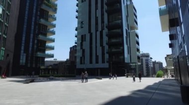 Milano, İtalya - 16 Mayıs 2016: Porta Garibaldi, Torre Solaria, alvar Aalto meydanı