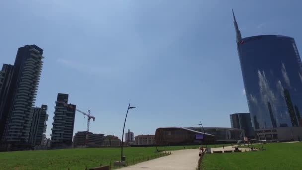 Milan, Italien-maj 16, 2016: Unicredit står hög och skyskrapor av Porta Garibaldi, lodlinje skog och står hög Solaria — Stockvideo