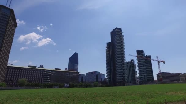 Milão, Itália - 16 de maio de 2016: Unicredit Tower and skyscrapers of Porta Garibaldi, Vertical Forest and tower Solaria — Vídeo de Stock