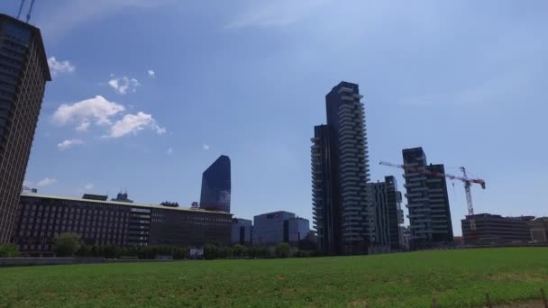 Milan, Olaszország-május 16, 2016: UniCredit torony és felhőkarcolók a Porta Garibaldi, függőleges erdő és torony Solaria — Stock videók