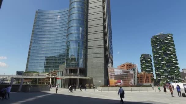 Milano, İtalya - 16 Mayıs 2016: Unicredit Tower ve Porta Garibaldi, Dikey Orman ve Solaria kulesi gökdelenleri — Stok video