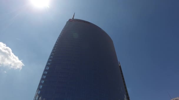 Milaan, Italië-16 mei 2016: UniCredit toren en wolkenkrabbers van Porta Garibaldi, verticaal bos en toren Solaria — Stockvideo