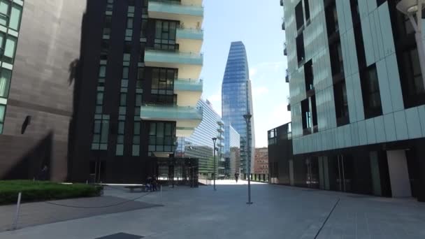 Milano, İtalya - 16 Mayıs 2016: Porta Garibaldi, Torre Solaria, alvar Aalto meydanı — Stok video