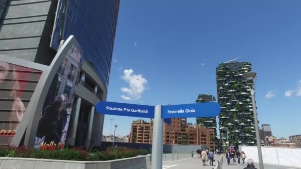 Mailand, Italien - 16. Mai 2016: unicredit turm und hochhäuser von porta garibaldi, vertikaler wald und turmsolaria — Stockvideo