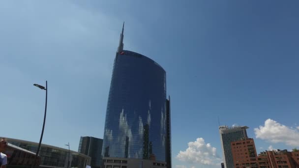 Milaan, Italië-16 mei 2016: UniCredit toren en wolkenkrabbers van Porta Garibaldi, verticaal bos en toren Solaria — Stockvideo