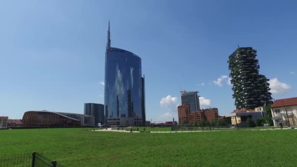 Milan, Italien-maj 16, 2016: Unicredit står hög och skyskrapor av Porta Garibaldi, lodlinje skog och står hög Solaria — Stockvideo
