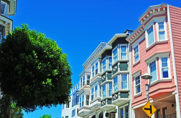 San Francisco: een rij kleurrijke Edwardian en Victoriaanse huizen — Stockfoto