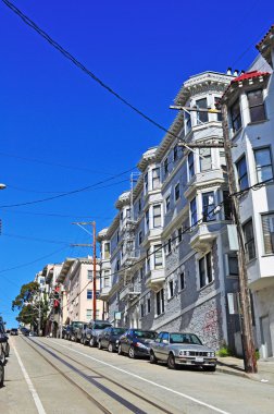 San Francisco: klasik bir yokuş yukarı yolda renkli Edwardian ve Victoria evleri bir dizi