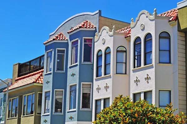 San Francisco: een rij kleurrijke Edwardian en Victoriaanse huizen op een klassieke zware weg — Stockfoto