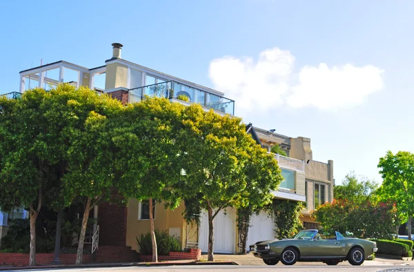 San Francisco, Kalifornie: dům a kabrioletem v Buena Vista sousedství okolních Buena Vista Park, jižně od čtvrti Haight-Ashbury — Stock fotografie