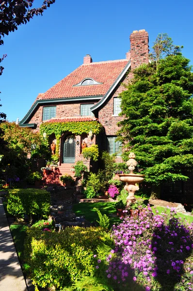 San Francisco, California, Usa: a house with garden and flowers in Buena Vista — Stock Photo, Image