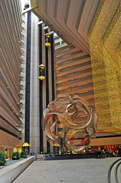 Сан-Франциско: скульптура Затмение в холле отеля Hyatt Regency — стоковое фото
