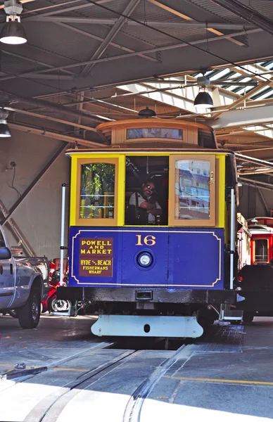 San Francisco, Kalifornien: Fahrer einer Seilbahn im Depot des Palastes von 1888, in dem die Fähren und die Klippenhausbahn verkehren, eine der acht ursprünglichen Seilbahngesellschaften von San Francisco — Stockfoto