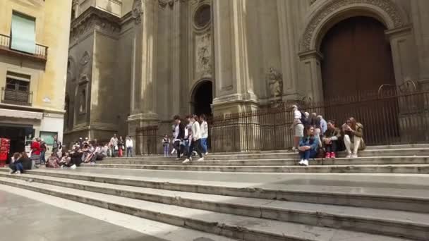 Granada, Andalusie, Španělsko - 15 dubna 2016: Granadská katedrála — Stock video