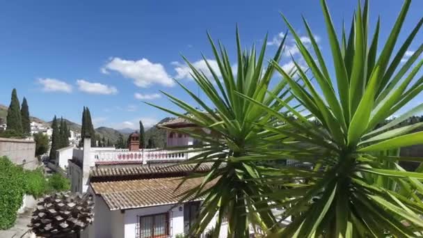 Granada, Andalucia, Spanyolország - 2016. április 15.: Az Alhambrára nyíló kilátással kilátó pont — Stock videók